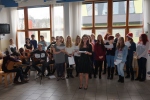 Studentka uvádí vystoupení