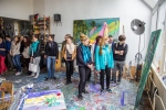 Studenti si prohlížejí ateliér