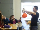 Ochlazení balonku s dusíkem - proč se zmenšuje?