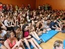 Žáci sledují vystoupení spolužáků