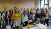 Rozezpívávání celého sboru pod vedením paní profesorky Novákové