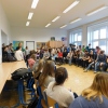 Soutěžící (v kruhu) a publikum (za nimi)