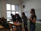 Různá teplota vyvolává různě výrazný otisk - kdo je tedy "teplejší"?