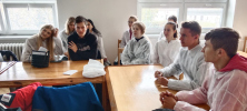 Studenti s napětím poslouchají, co je bude čekat v laboratořích