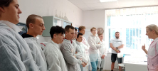 Studenti čekají na ochutnávku vzorků masa a mléka k určování jakosti